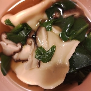 冷凍水餃子と椎茸とほうれん草のスープ